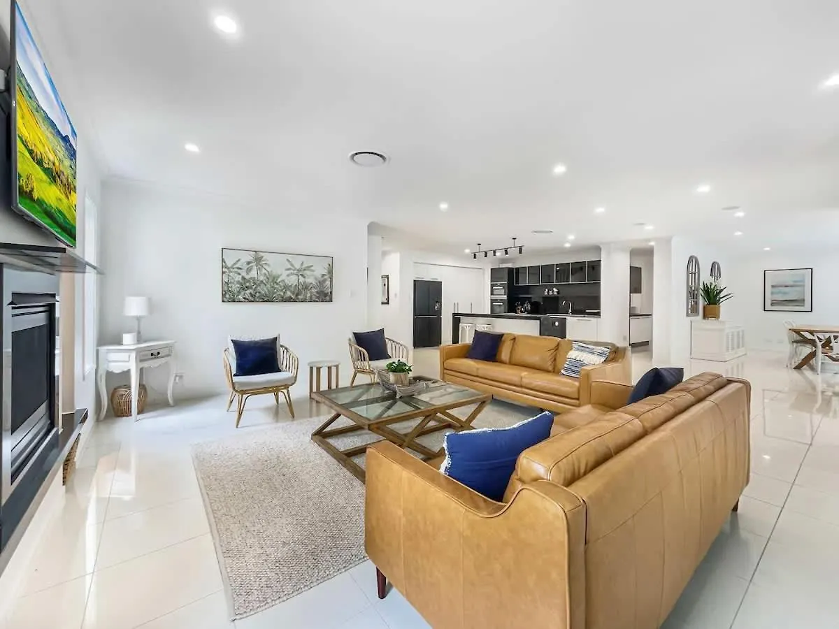 Relaxed Luxury For Families By The Beach Buddina 0*,